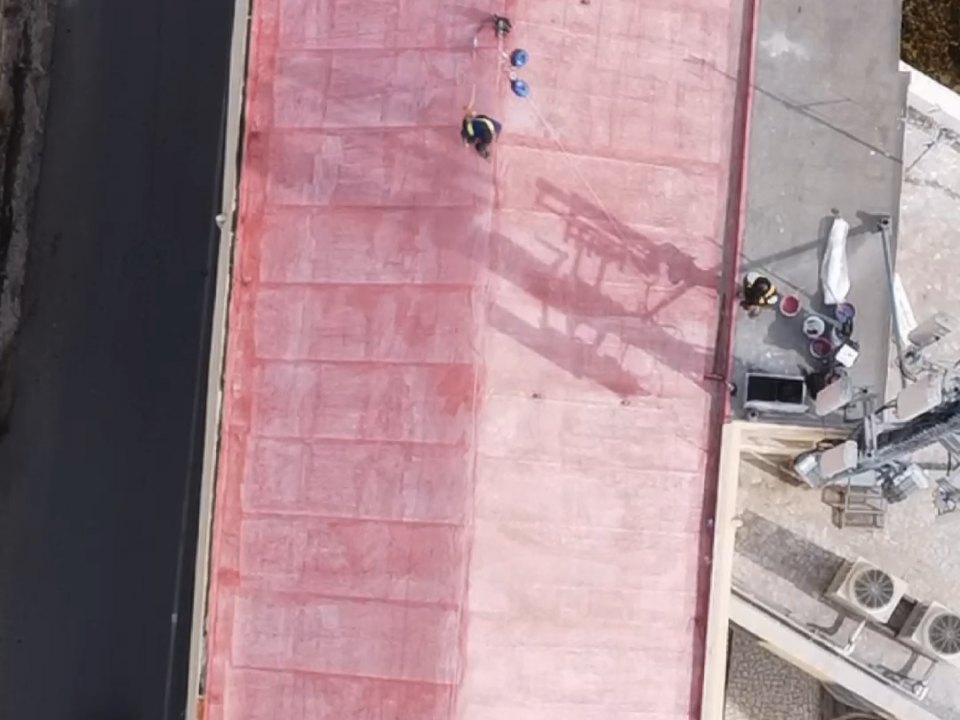 Rifacimento di una copertura industriale in corso a Bari