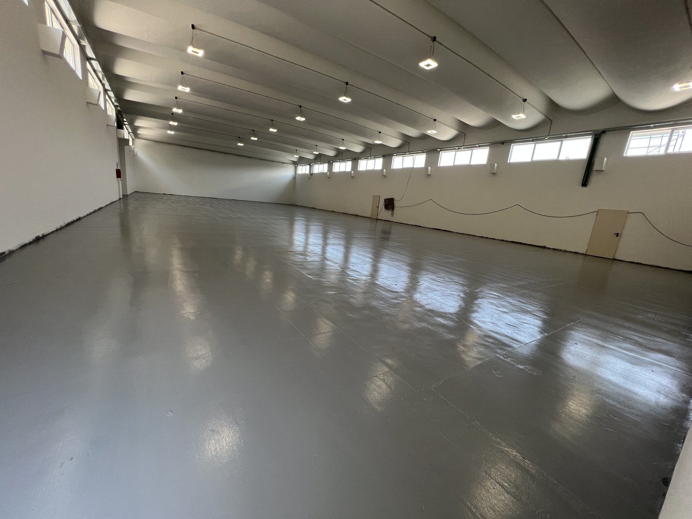 Capannone industriale con copertura coibentata e pavimento in resina